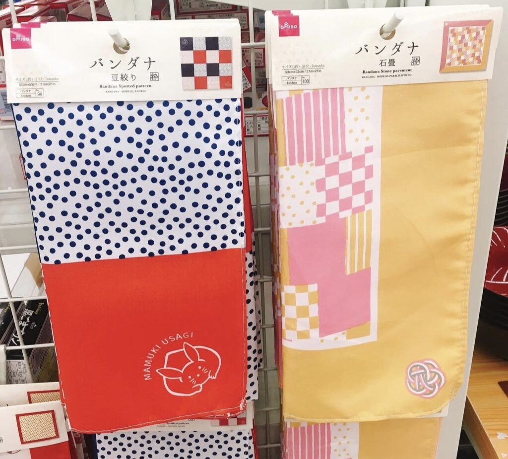 ダイソー バンダナ レビュー 活用法 コスパ, 100均 バンダナ おしゃれ 使い方, ダイソー バンダナ 種類 サイズ 柄 一覧, バンダナ ダイソー アレンジ 巻き方