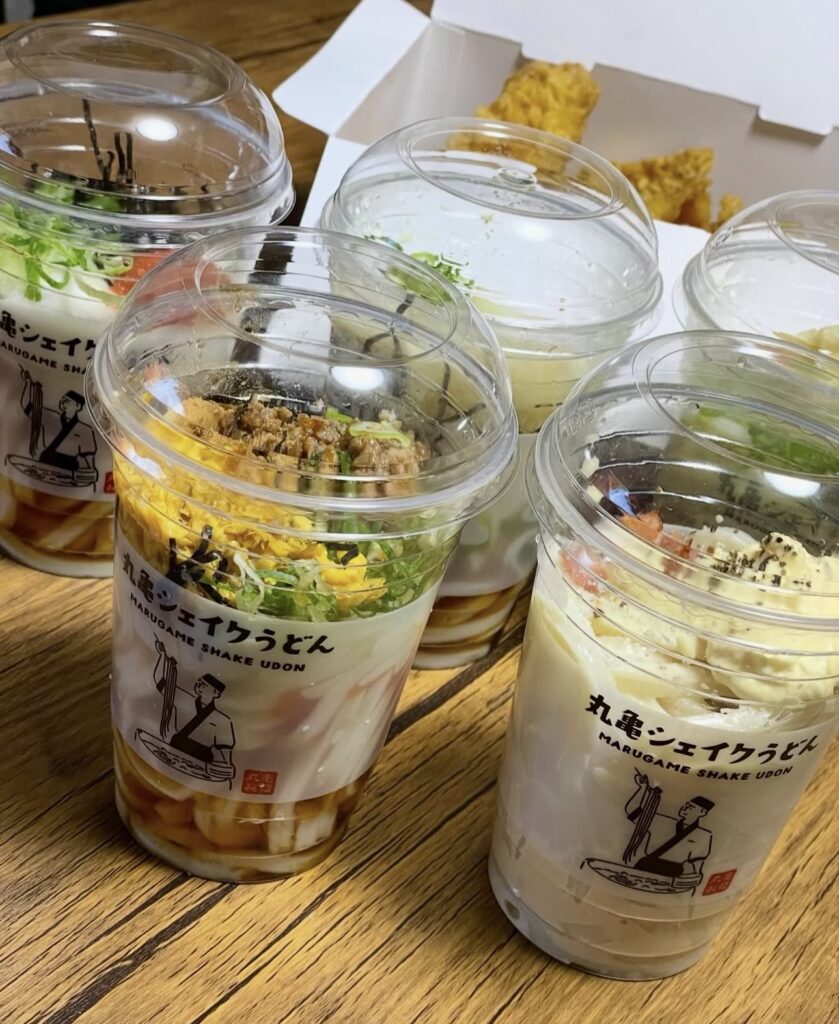 丸亀製麺 シェイクうどん レビュー, シェイクうどん 味 感想, 丸亀 シェイクうどん 店舗体験, シェイクうどん 口コミ, 丸亀製麺 新メニュー レビュー