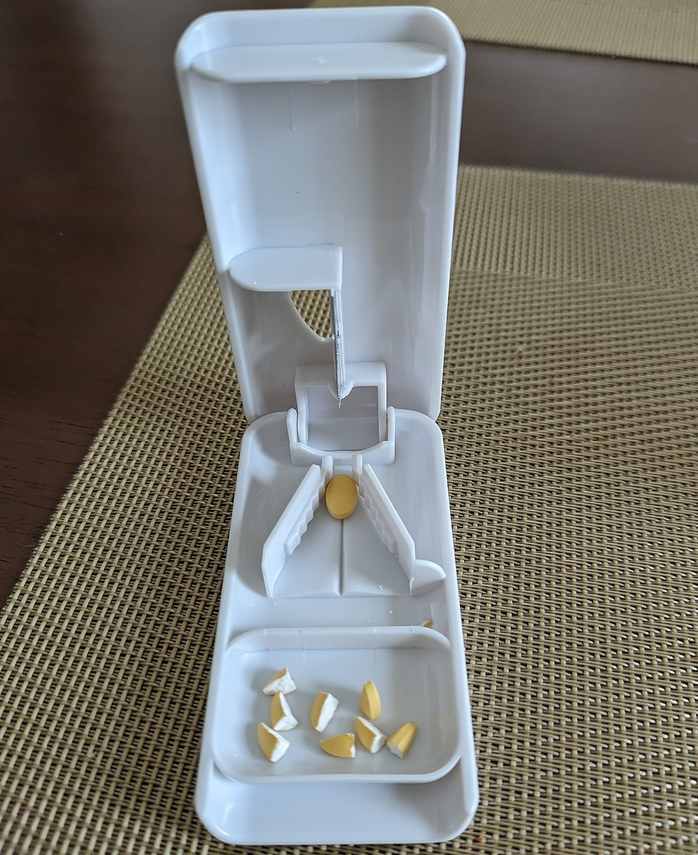 薄くて軽いピルカッター コンパクト