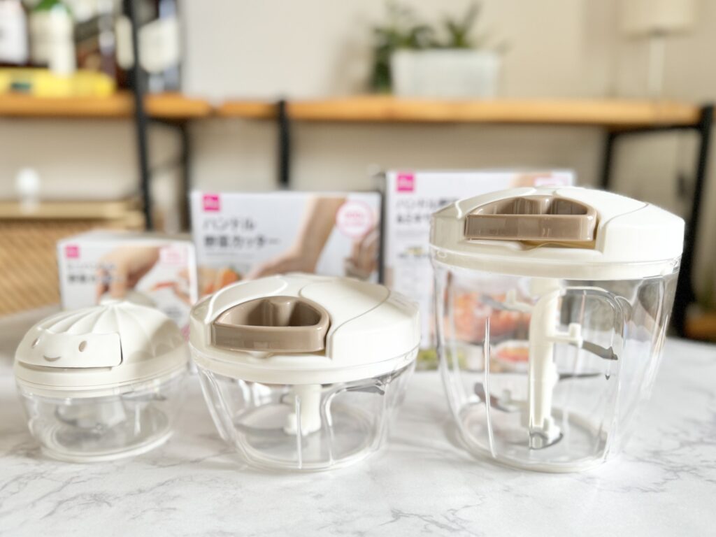 セリア みじん切り器 ダイソー 比較 レビュー, 100均 みじん切り器 おすすめ キッチン, セリア キッチン便利グッズ 使い心地 検証, ダイソー セリア みじん切り器 違い コスパ