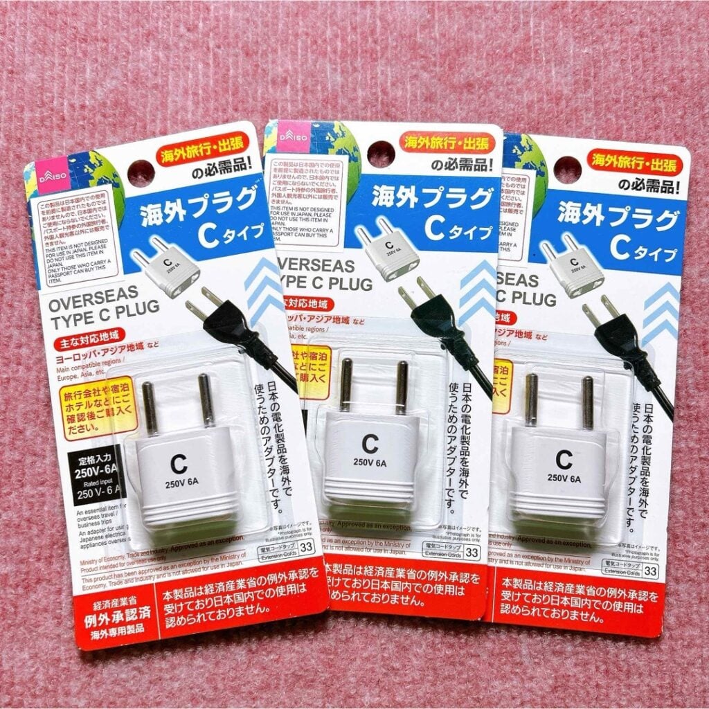 セリア 変換プラグ ダイソー 比較 レビュー, 100均 変換プラグ 海外旅行 必須, セリア ダイソー プラグ 使い心地 検証, 100均 旅行グッズ 変換プラグ おすすめ