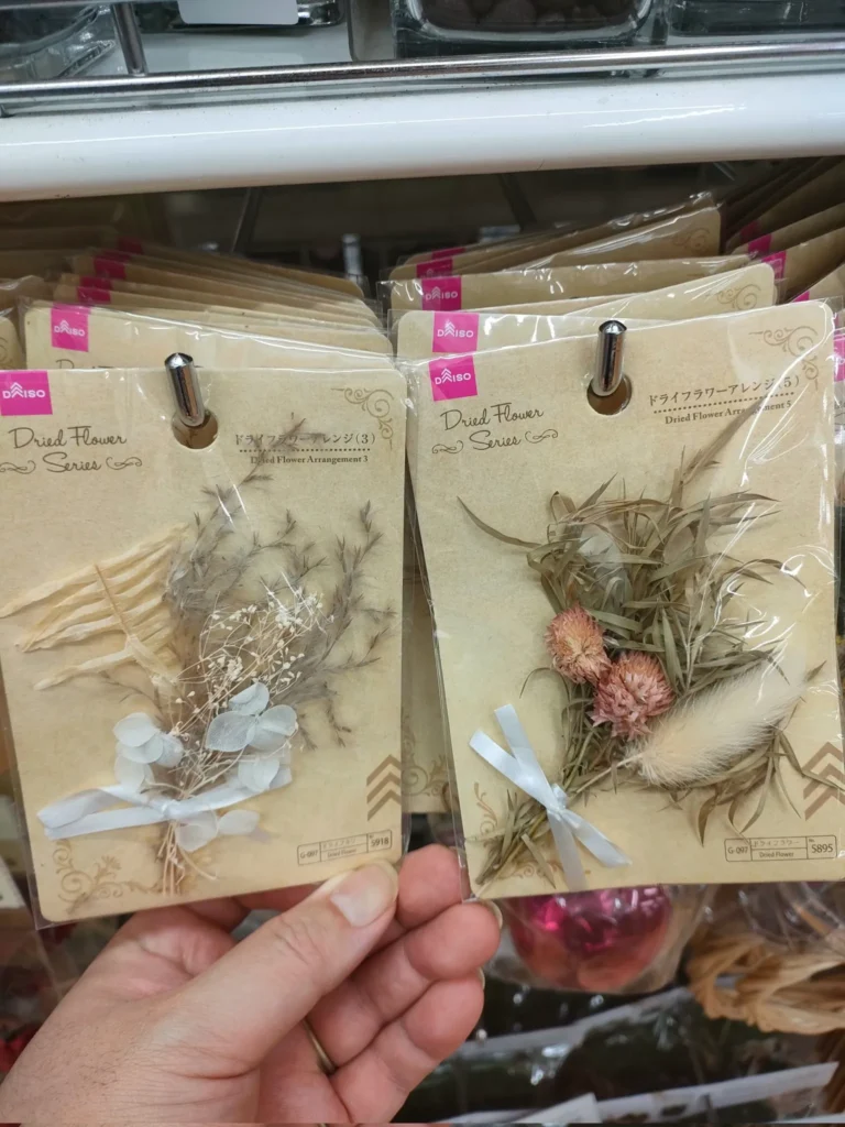 ダイソーのドライフラワーは何円で買えますか？